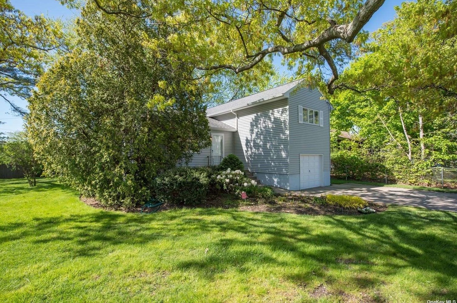 240 Norwood Ave, Prt Jefferson Station, NY 11776-2561