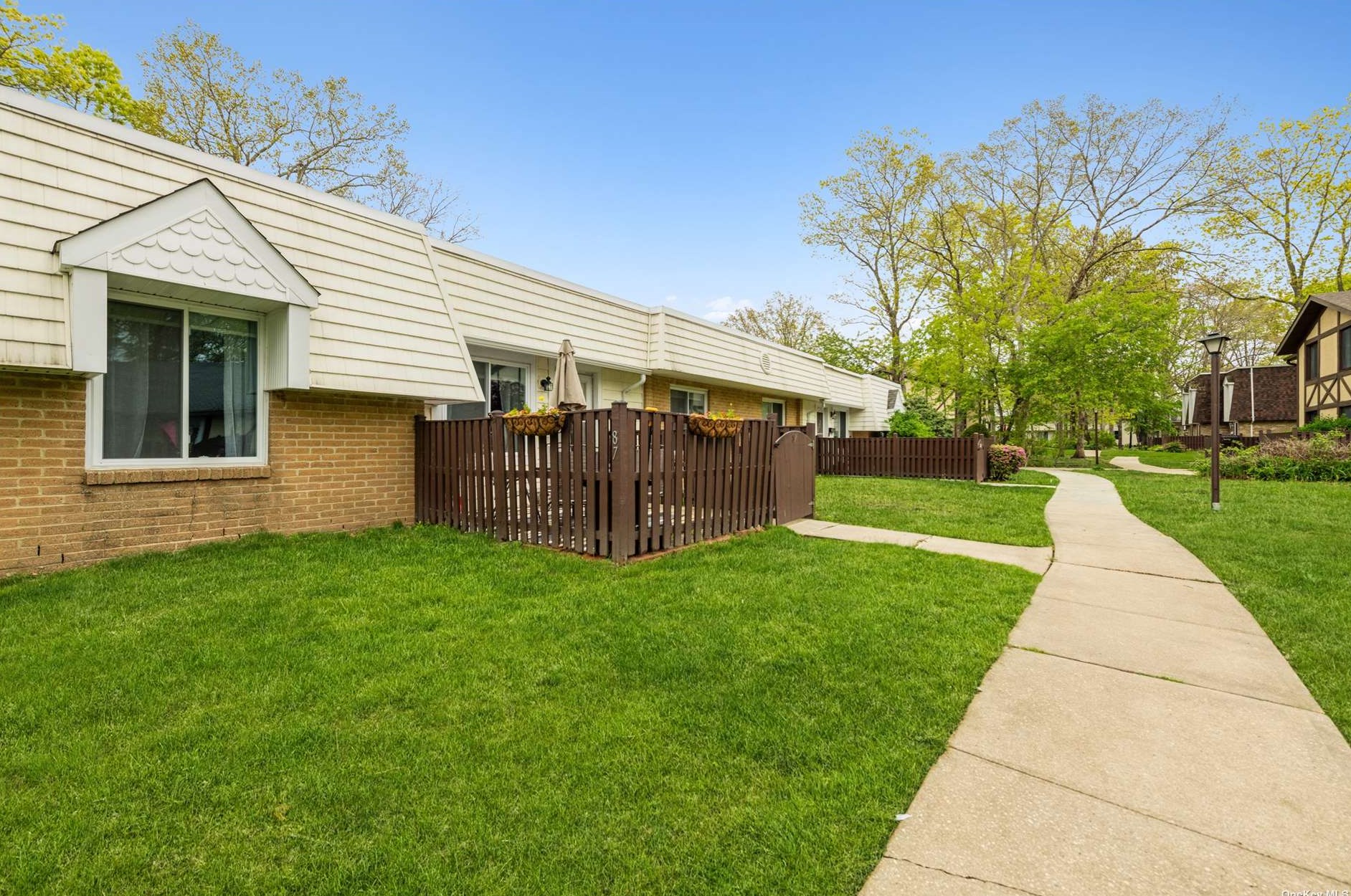 87 Glen Hollow Dr, Prt Jefferson Station, NY 11776-3511