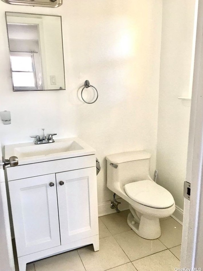 16 Cedar St #2, Syosset, NY 11791