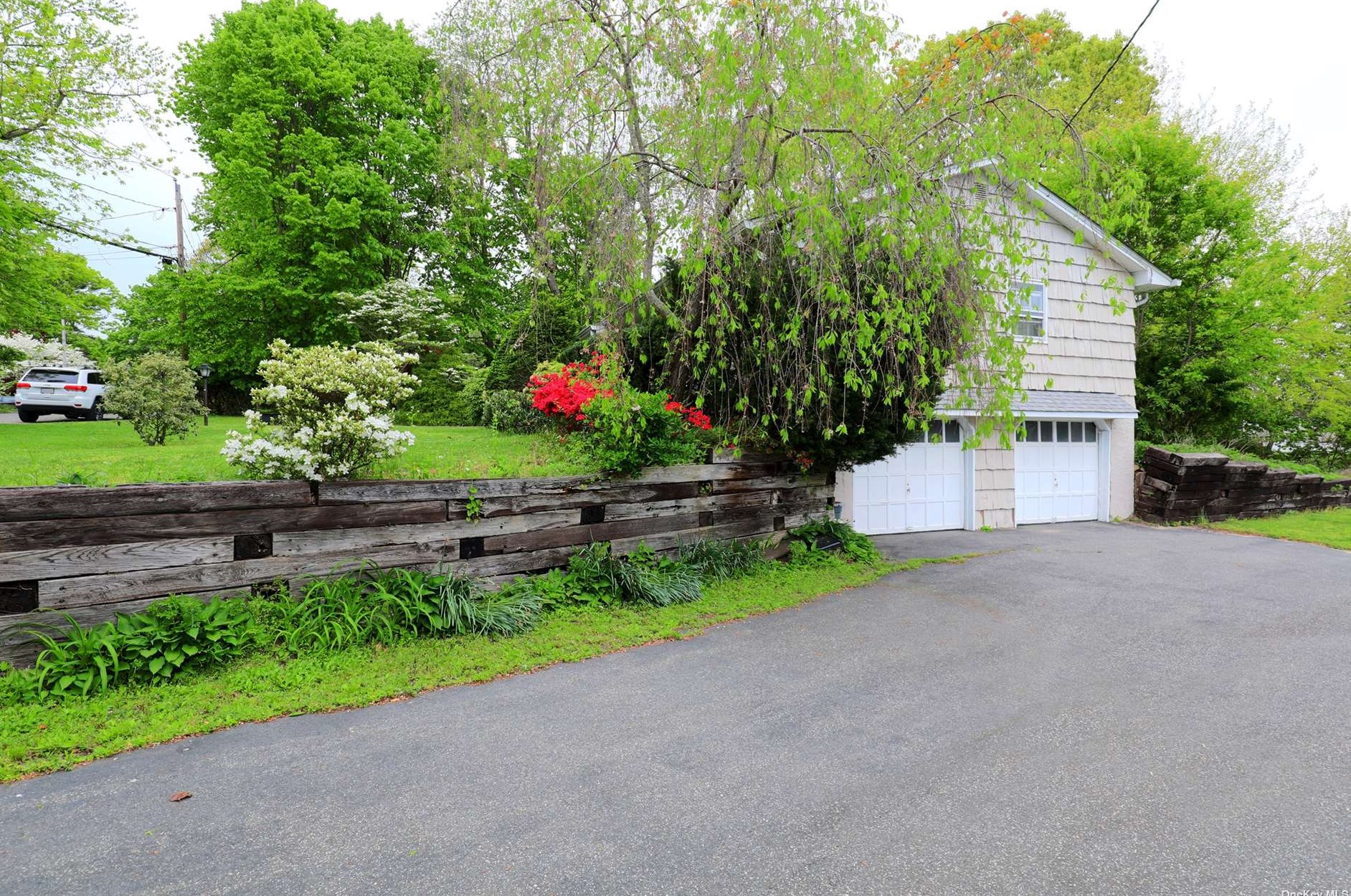 17 Storybook Ln, Strongs Neck, NY 11733-1740