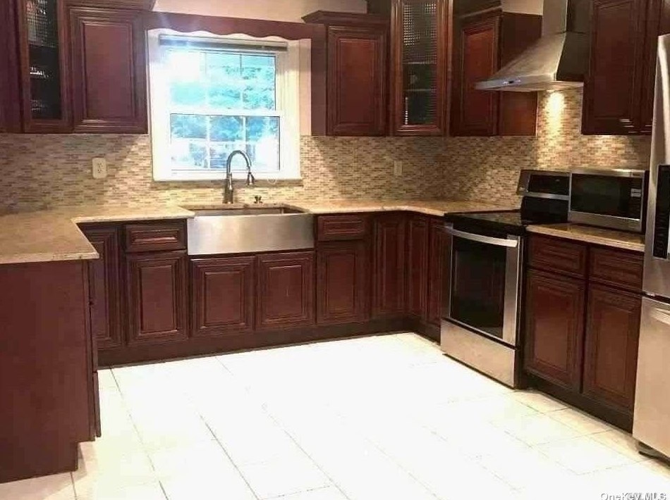 5 Spencer Ln, Stonybrook NY  11790-3122 exterior