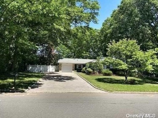 5 Spencer Ln, Stonybrook NY  11790-3122 exterior