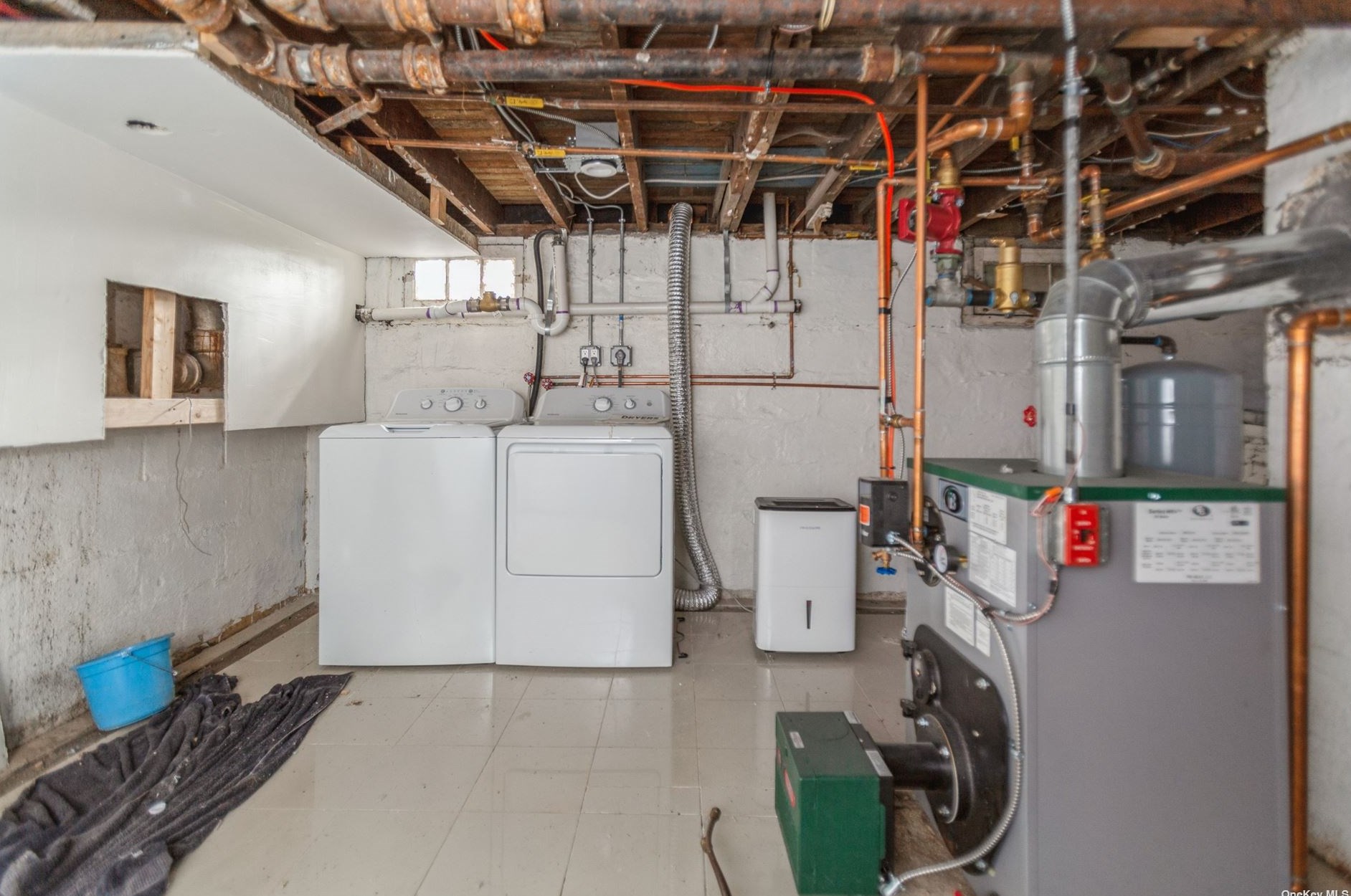 3 3rd St, East Hills NY  11548-1307 exterior