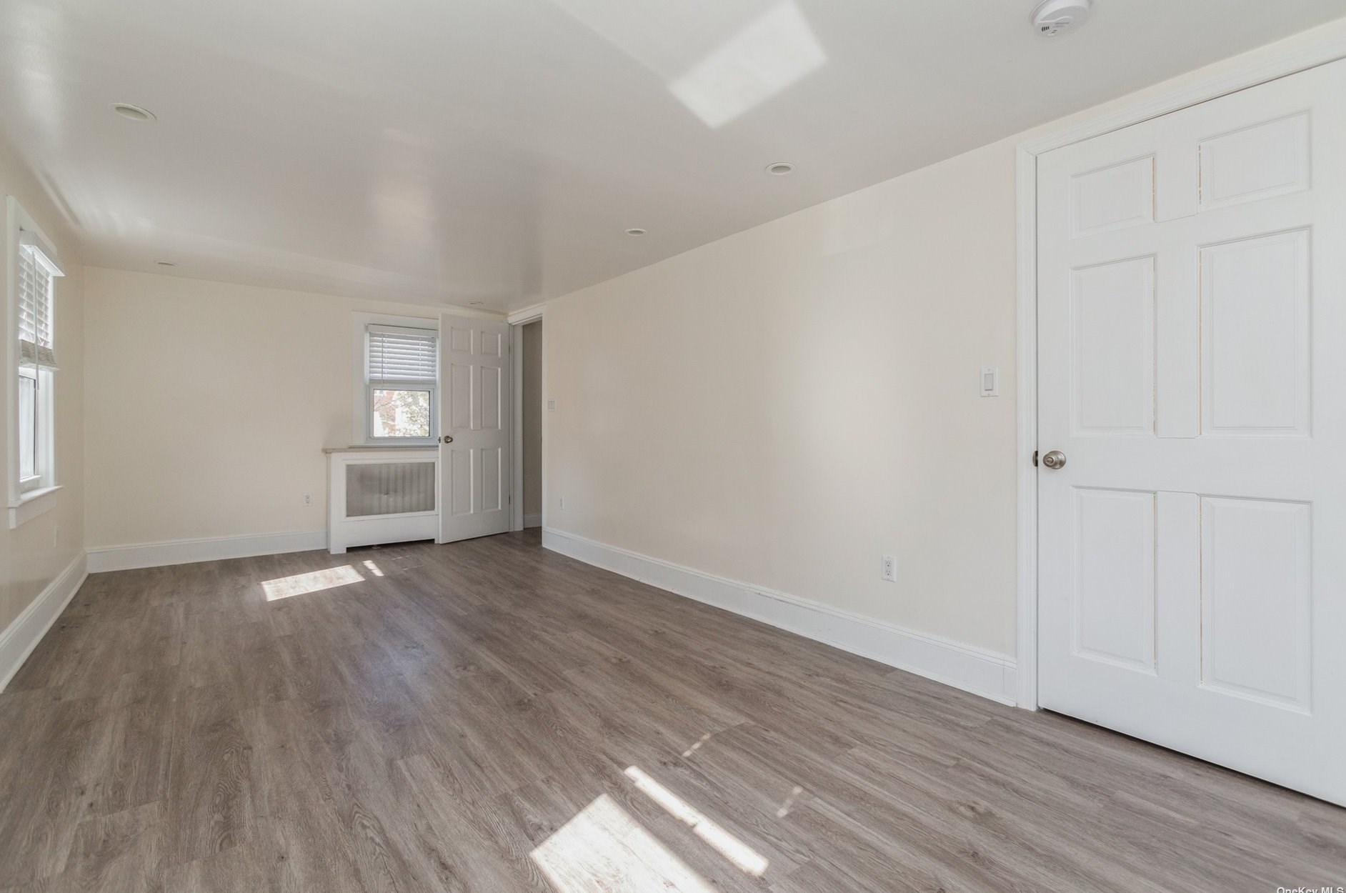 3 3rd St, East Hills NY  11548-1307 exterior