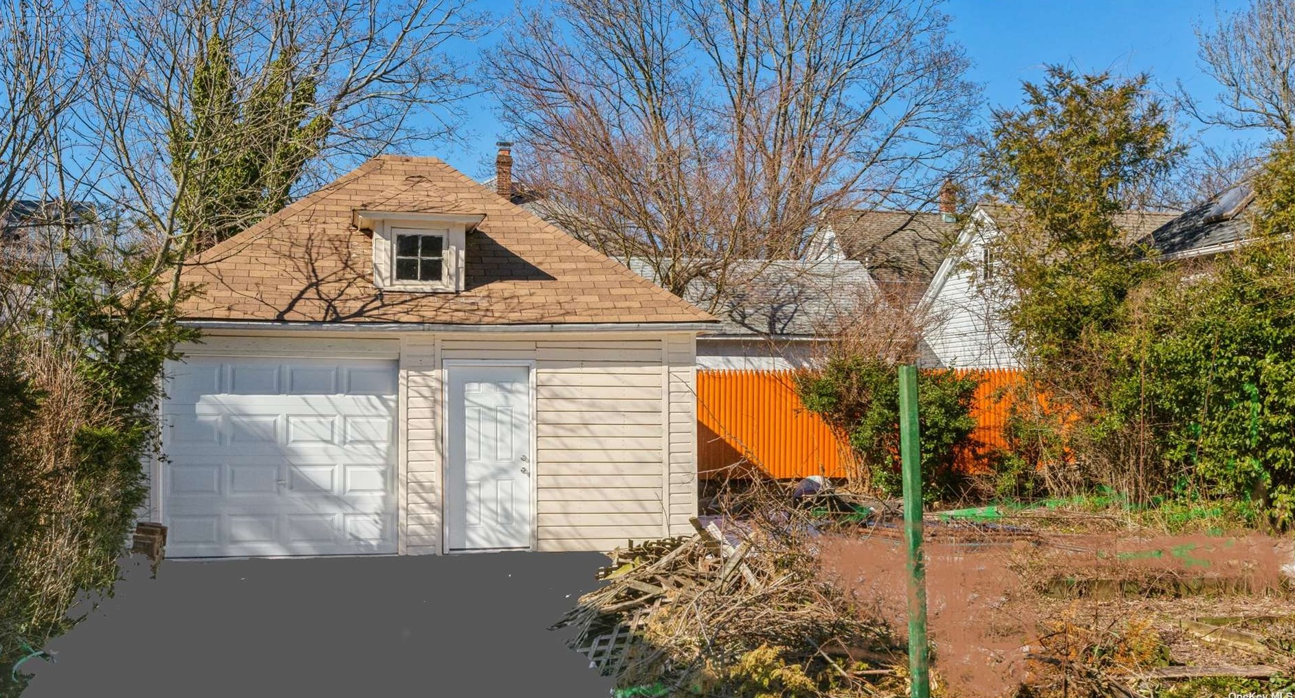 3 3rd St, East Hills NY  11548-1307 exterior