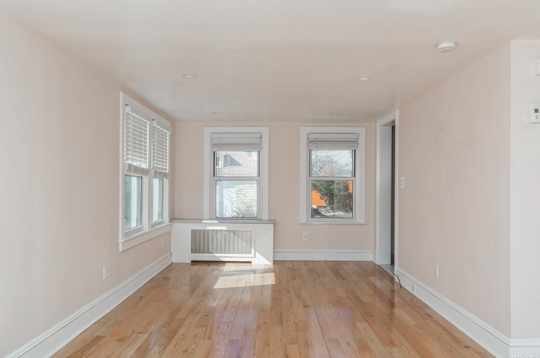 3 3rd St, East Hills NY  11548-1307 exterior