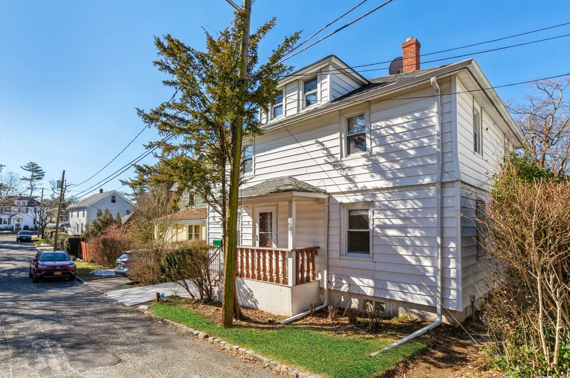 3 3rd St, East Hills NY  11548-1307 exterior