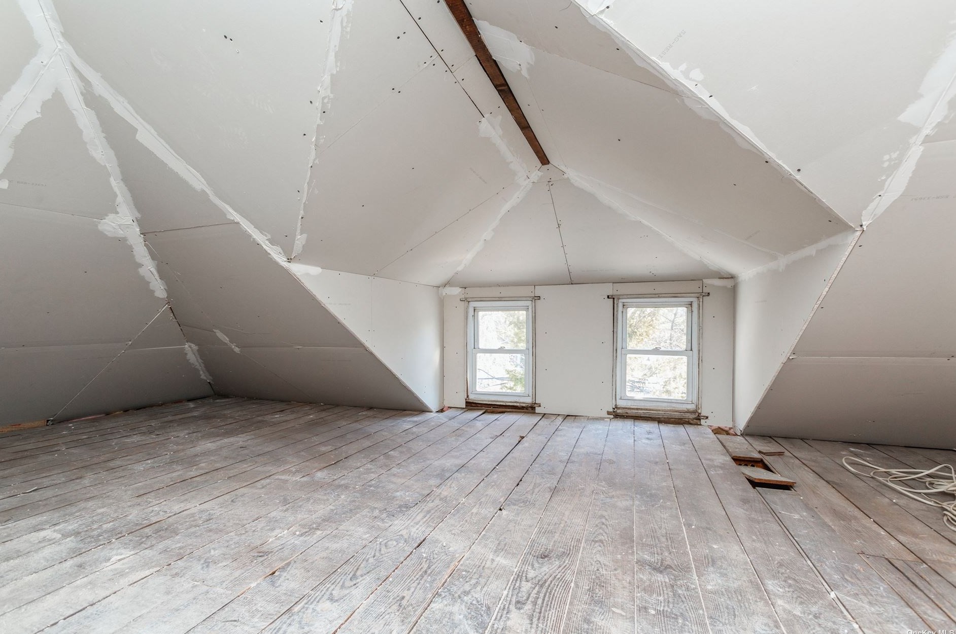 3 3rd St, East Hills NY  11548-1307 exterior