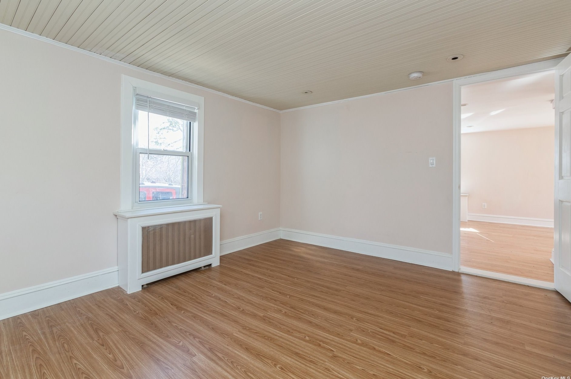 3 3rd St, East Hills NY  11548-1307 exterior