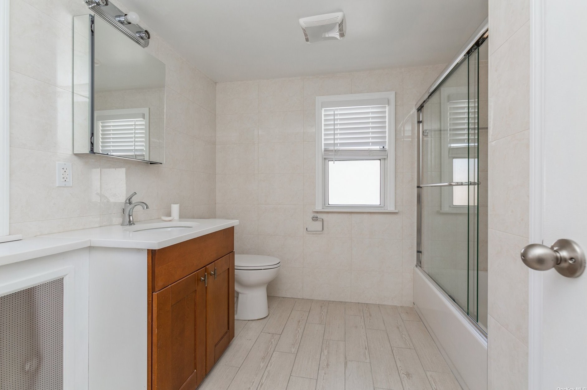 3 3rd St, East Hills NY  11548-1307 exterior