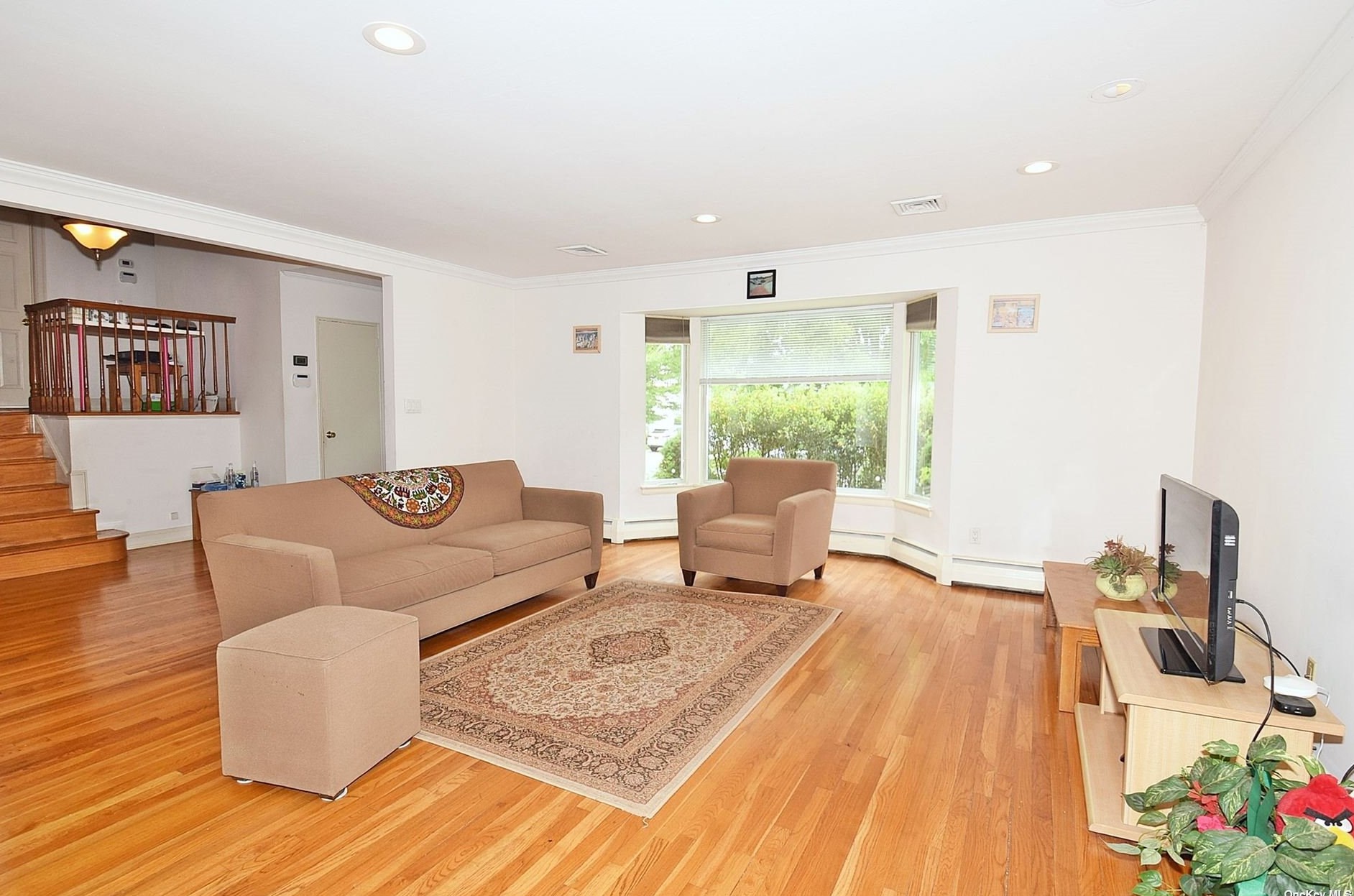 114 Birchwood Park Dr, Muttontown, NY 11753