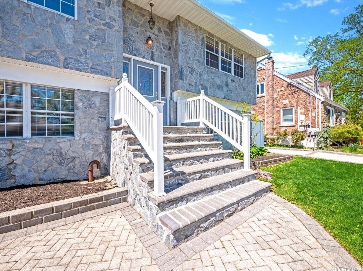 1428 Meadowbrook Rd, North Merrick, NY 11566-1955