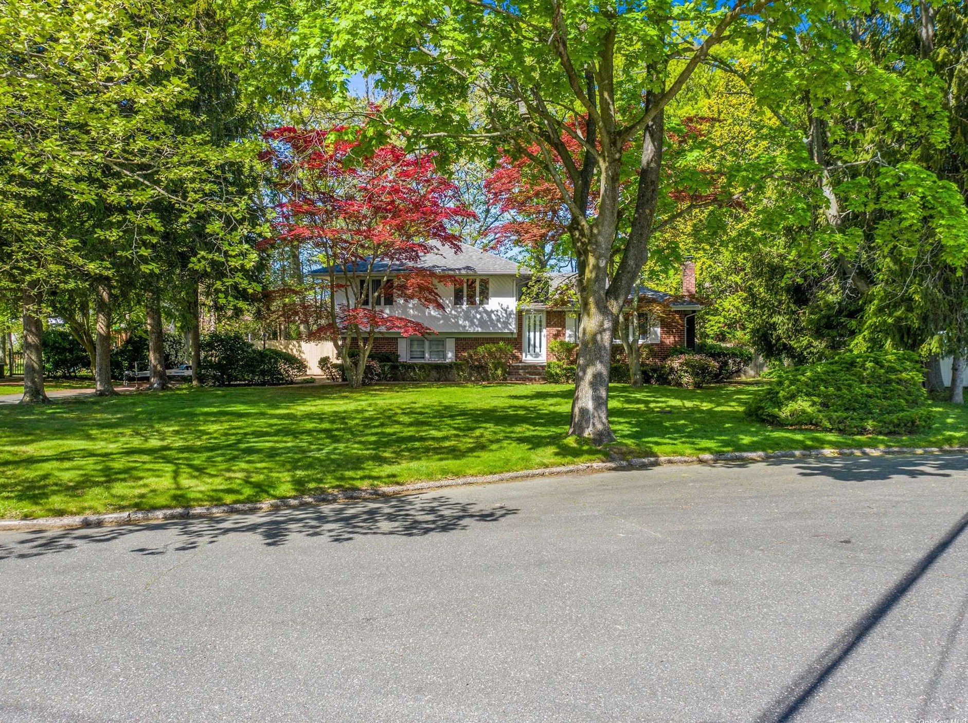 10 Zoranne Dr, Elwood, NY 11731