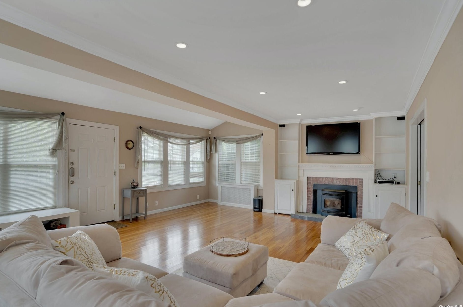 332 Park Ave, Freeport, NY 11520-4835