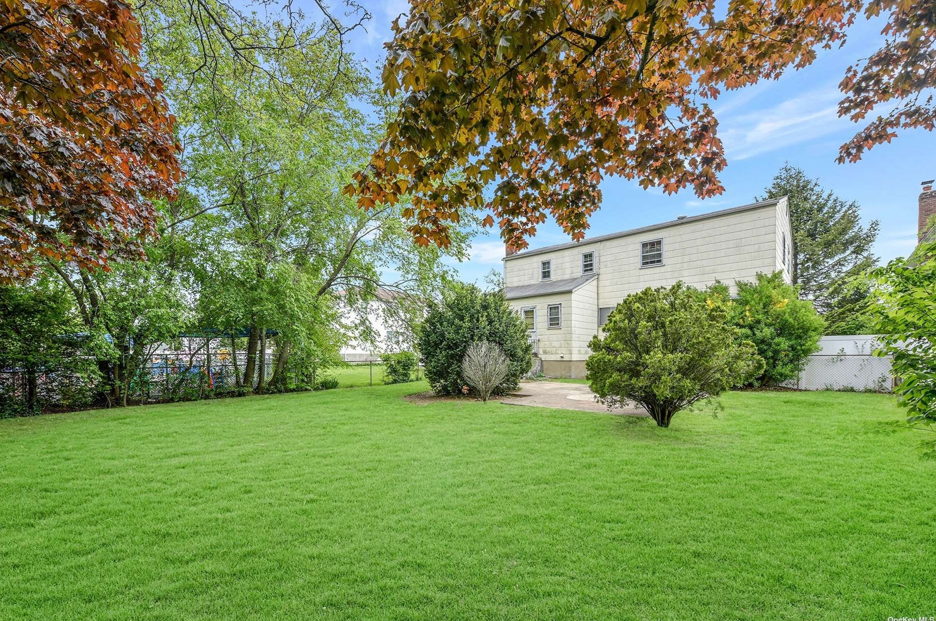 2905 Oceanside Rd, Rockville Centre NY  11572-3149 exterior