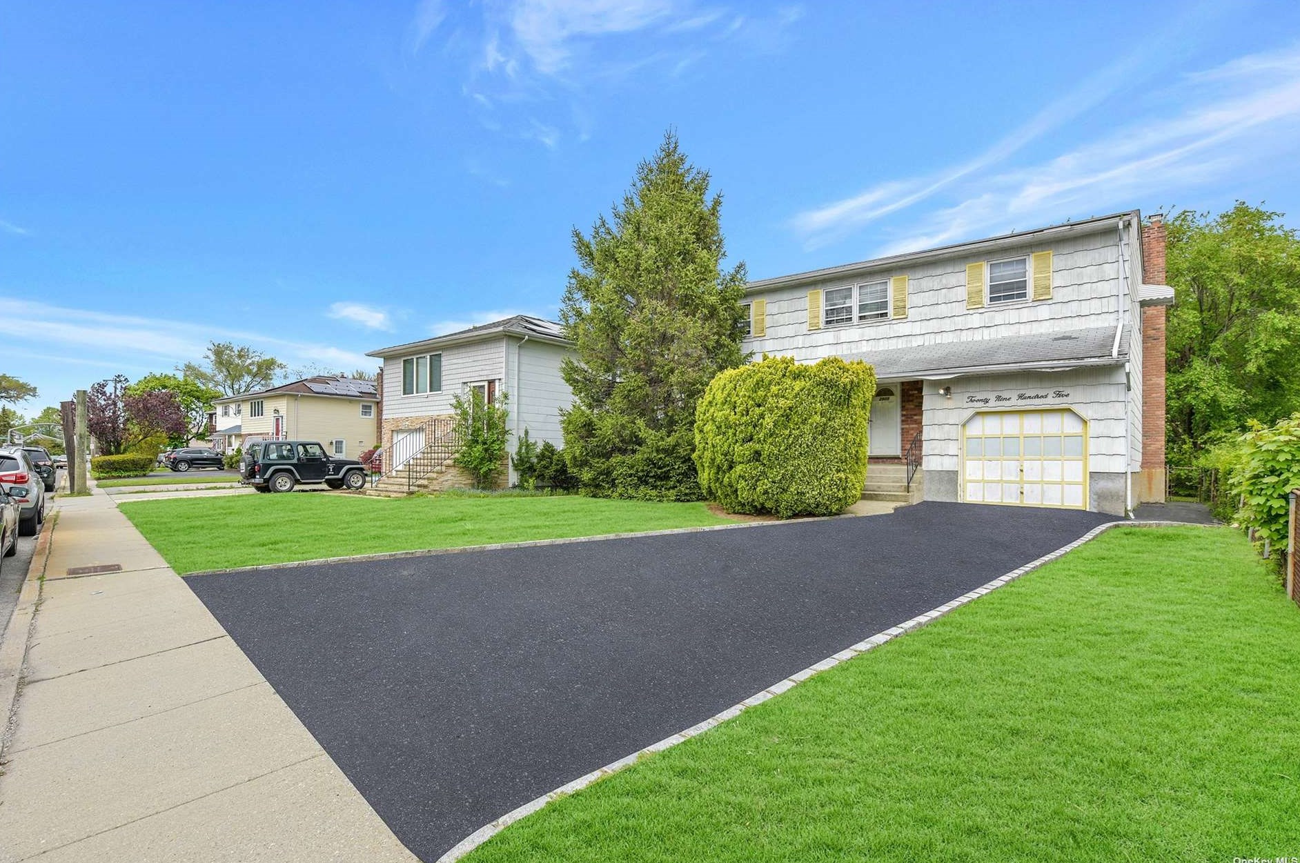 2905 Oceanside Rd, Rockville Centre, NY 11572-3149