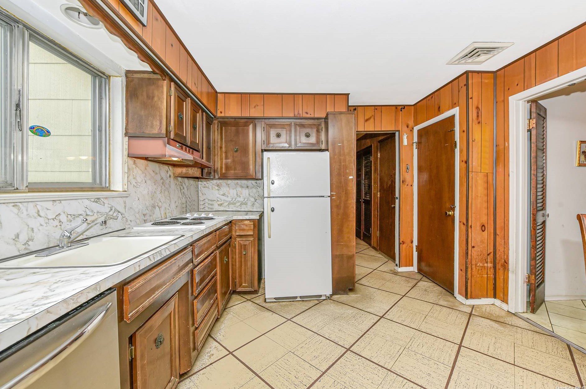 2905 Oceanside Rd, Rockville Centre NY  11572-3149 exterior