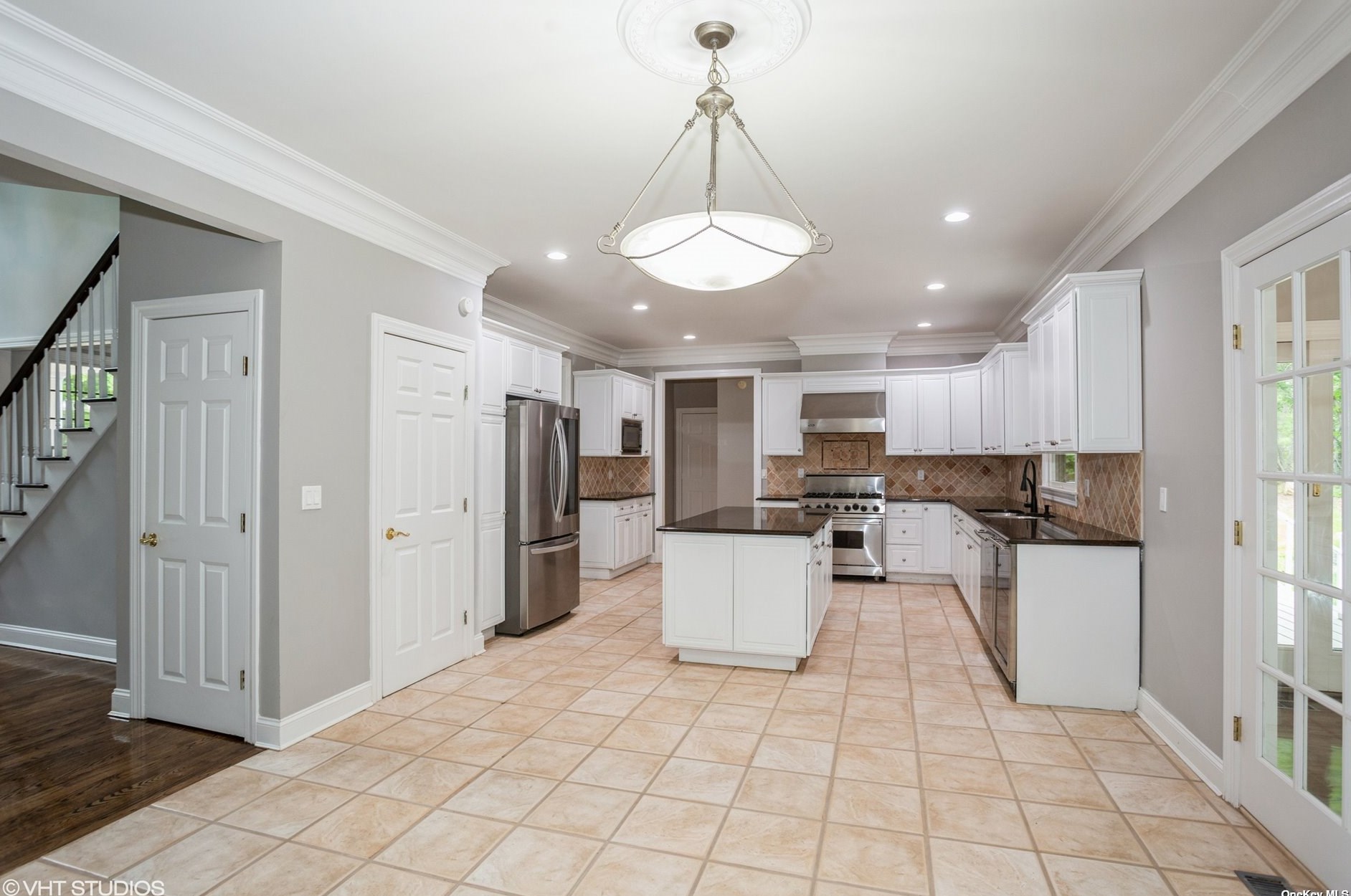 18 Watercrest Ct, Head Of The Harbor NY  11780-9702 exterior