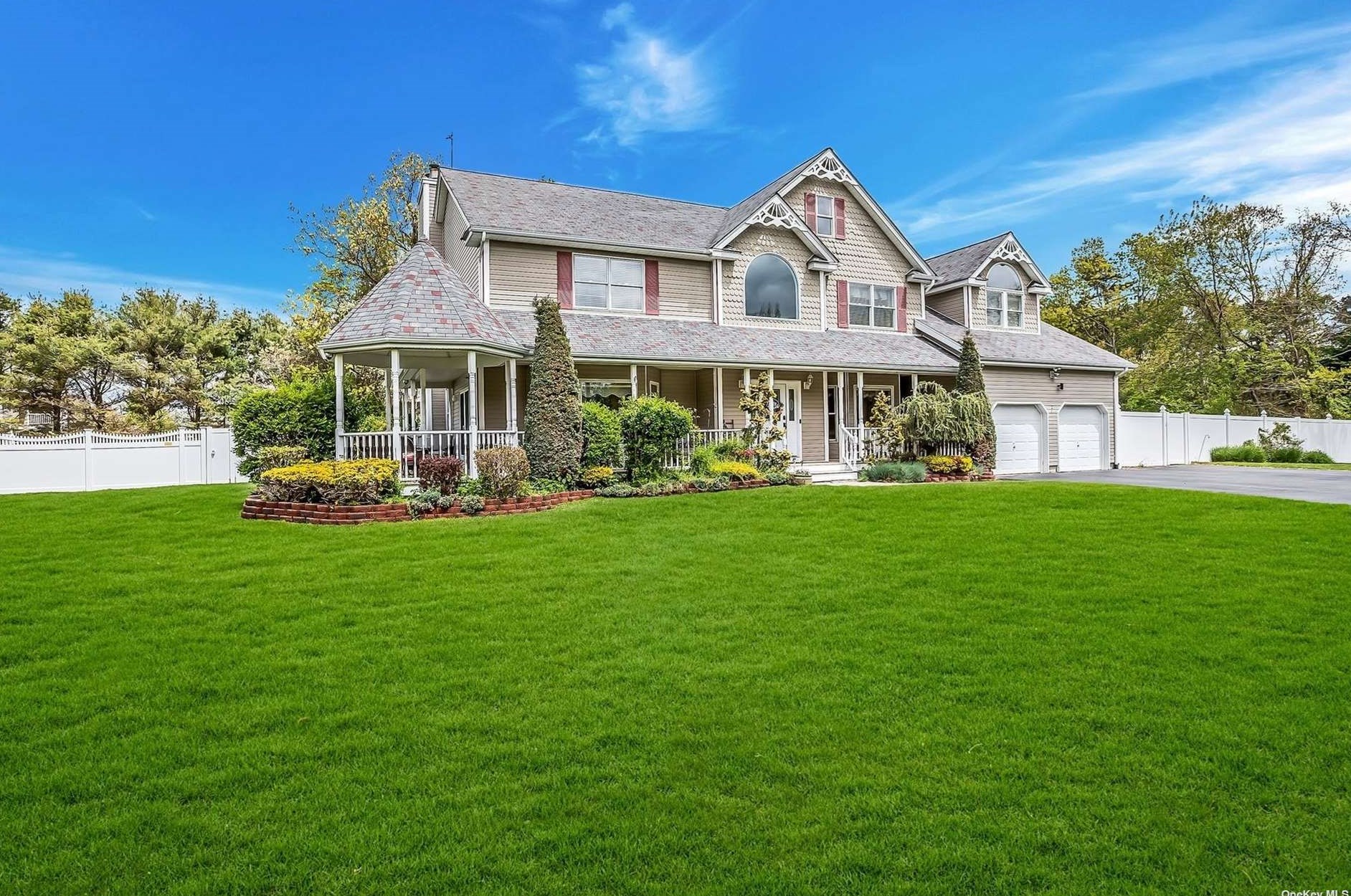 975 John Ave, Bay Port, NY 11705-1008
