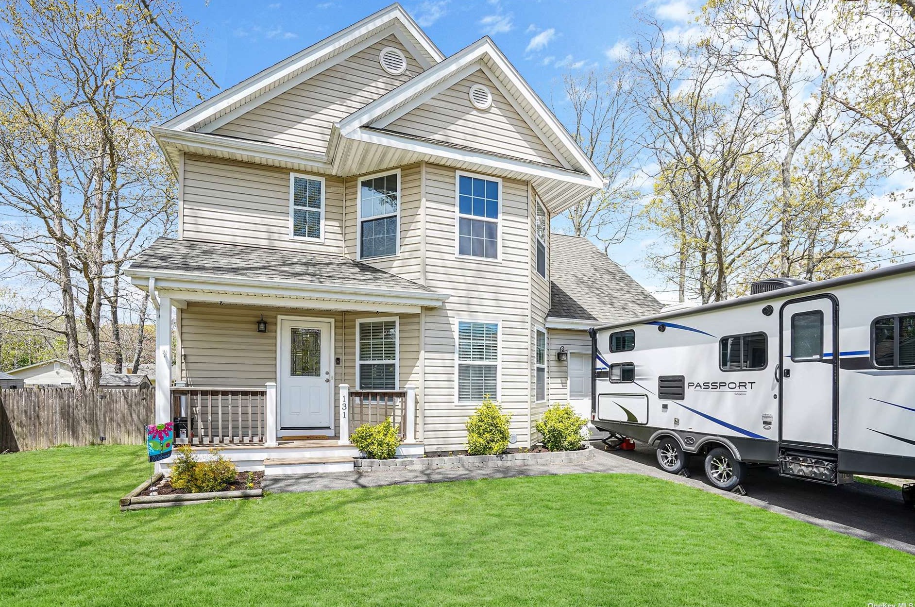 131 Neptune Ave, Manor Park, NY 11950-5112