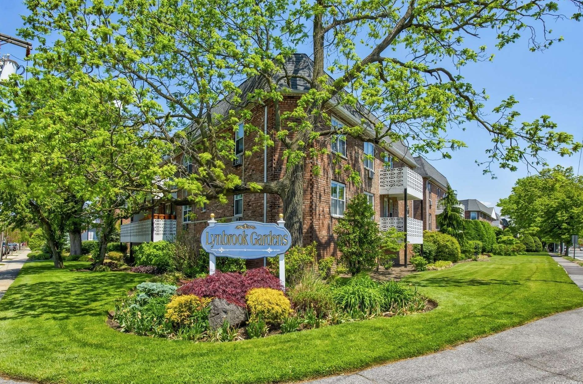 20 Daley Pl, Lynbrook, NY 11563-2217