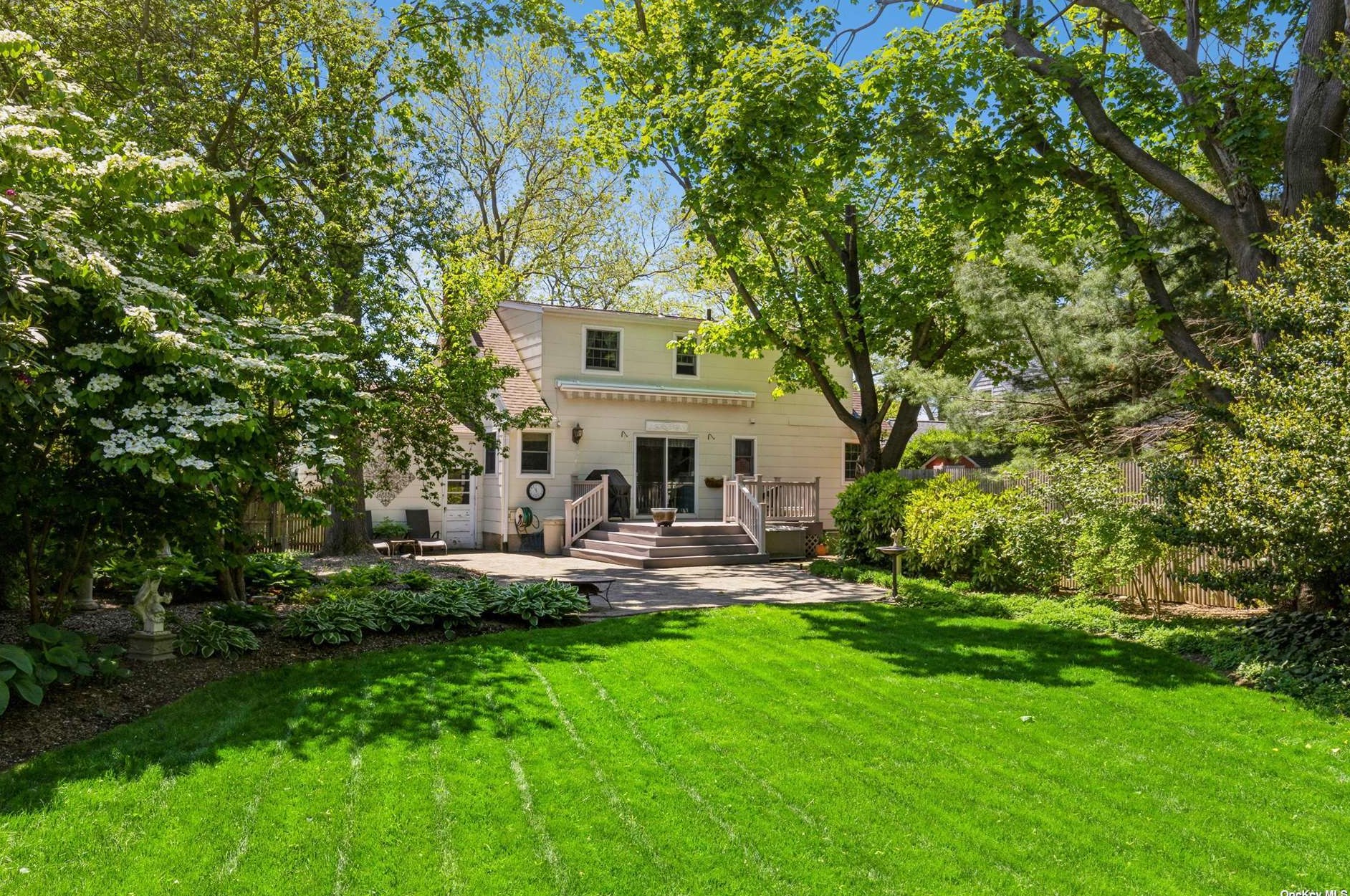 13 Christine Ln, Elwood, NY 11731