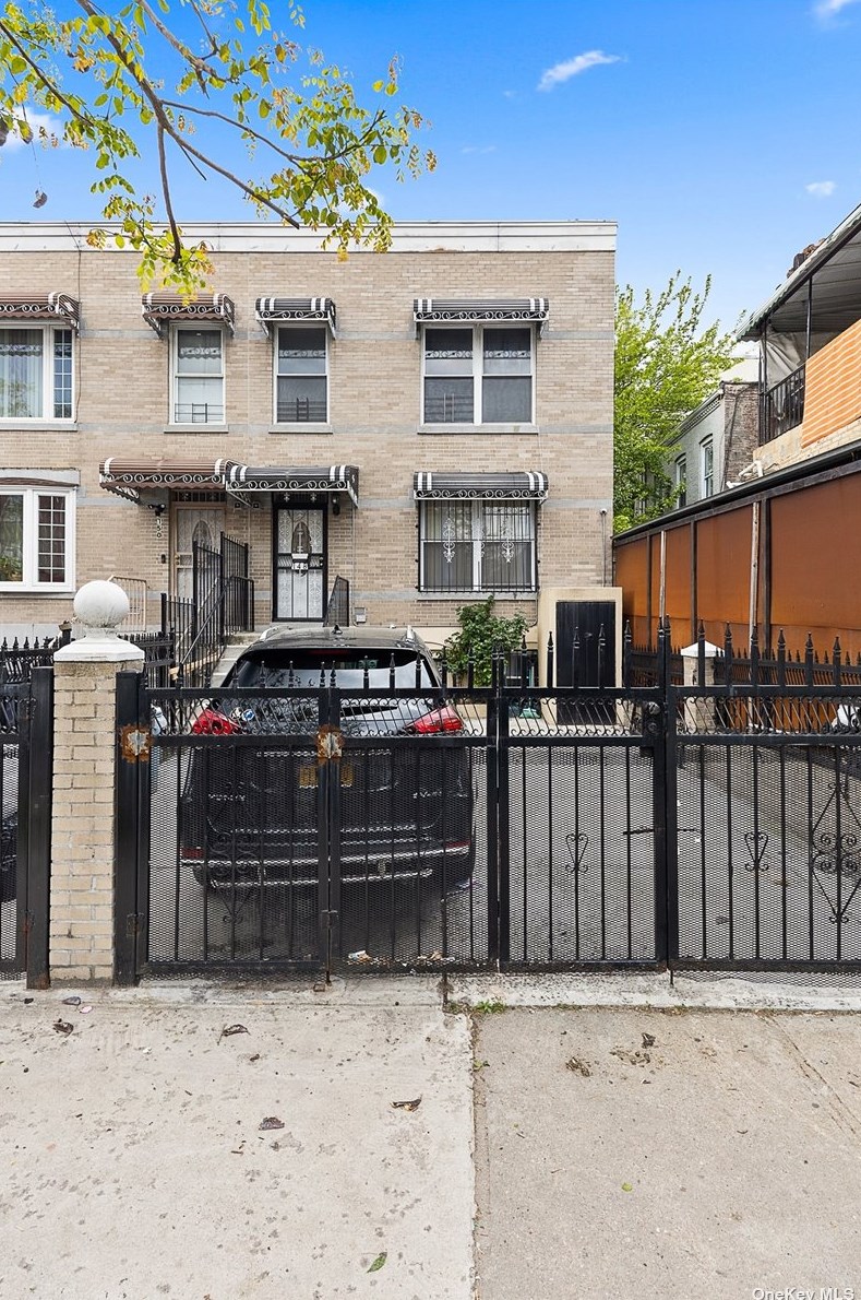 148 Saratoga Ave, Brooklyn, NY 11233-2406