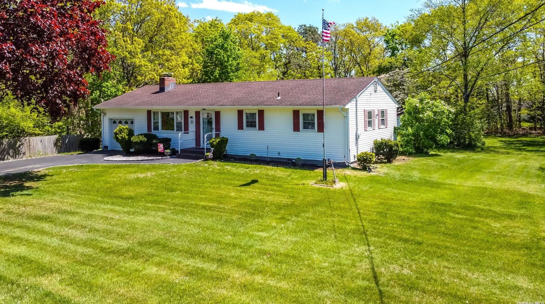 180 Robinson Ave, Gordon Heights, NY 11763-2520