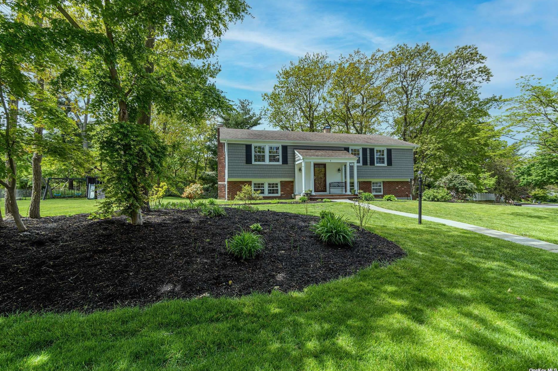 2 Franko Ln, Strongs Neck, NY 11733