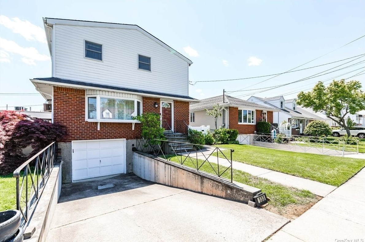 133 Arlington St, Garden City, NY 11501-2004