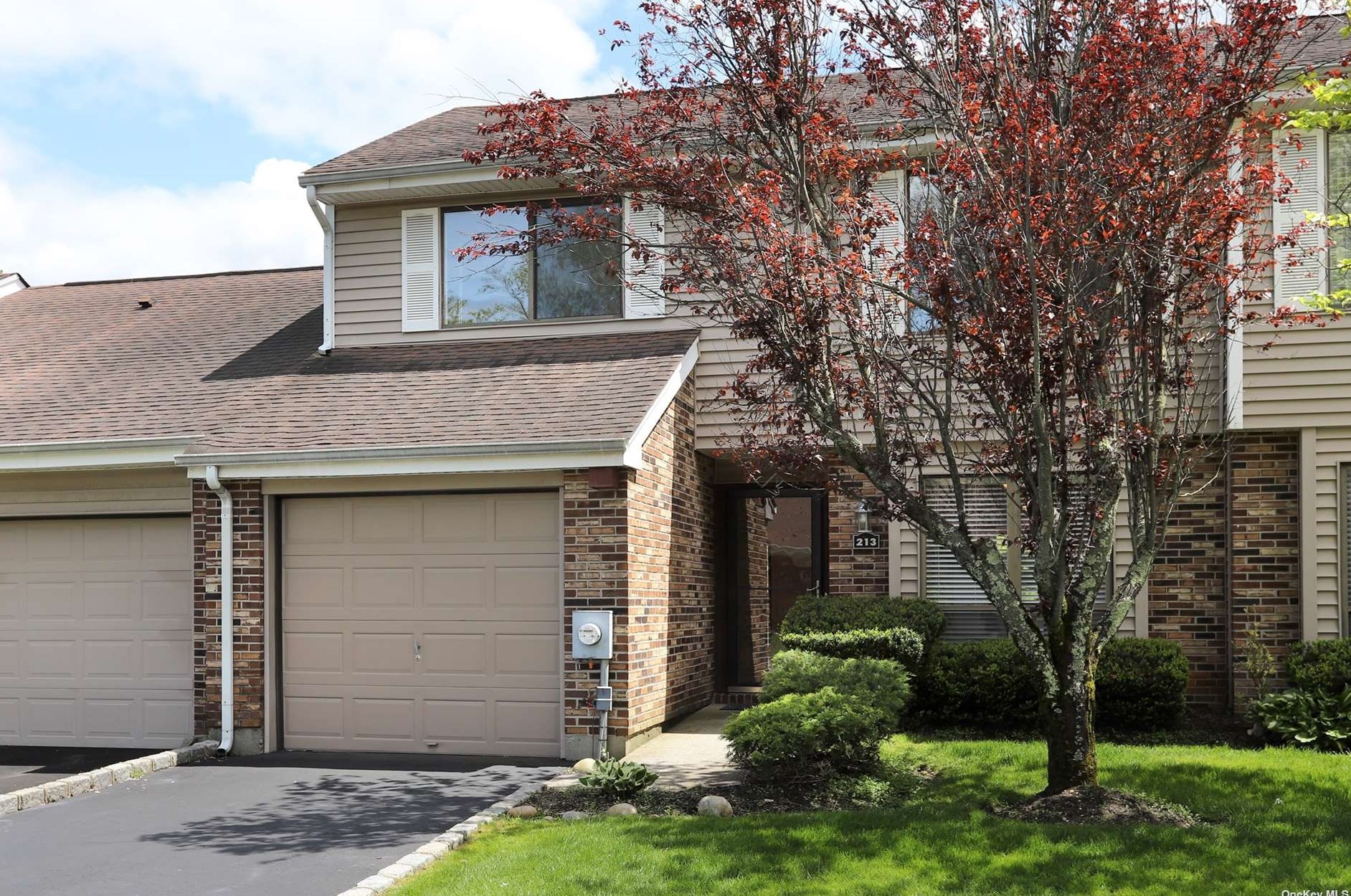 213 Pond View Ln, Smithtown, NY 11787