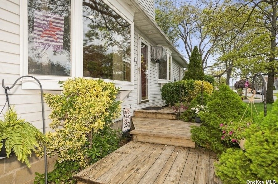 100 Webster St, North Merrick, NY 11566-2619