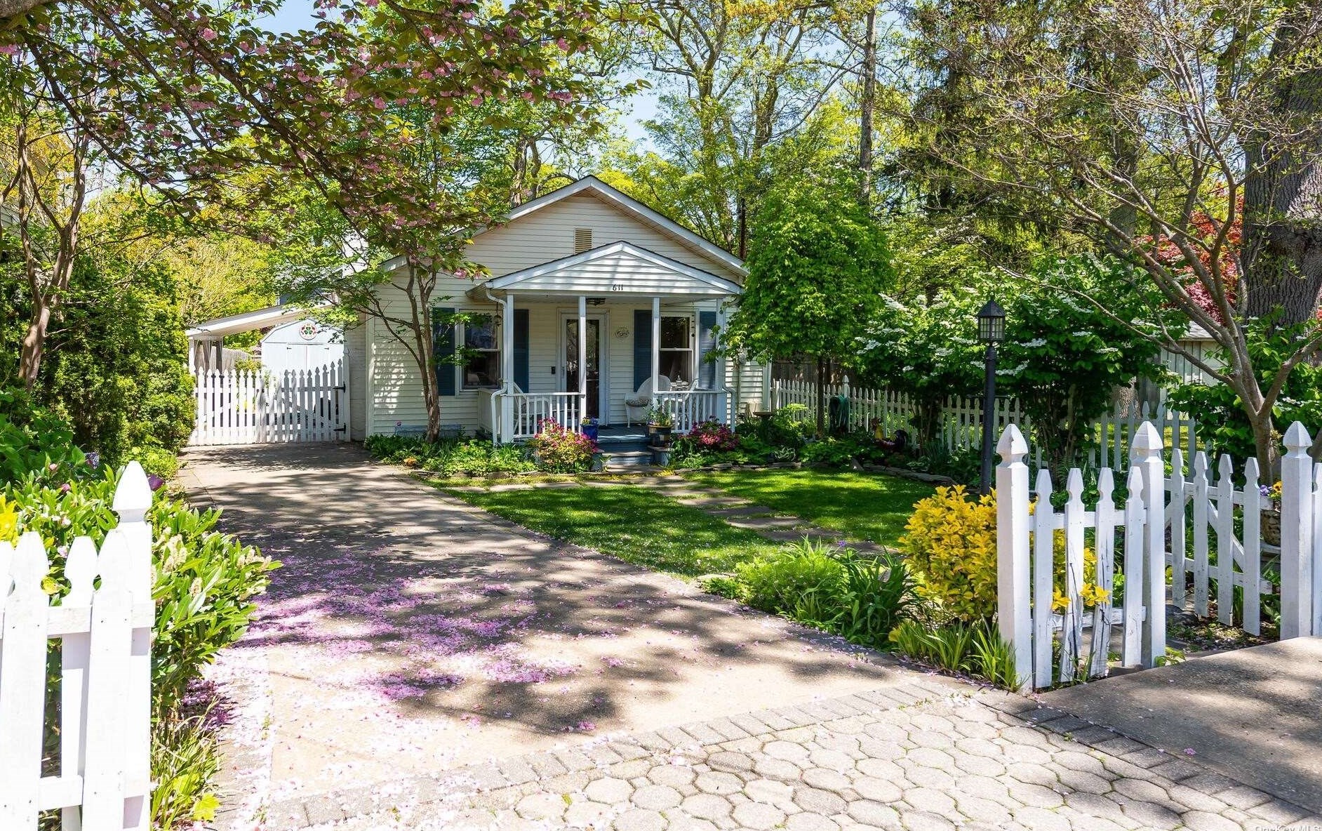 611 Monroe Dr, Center Port, NY 11721