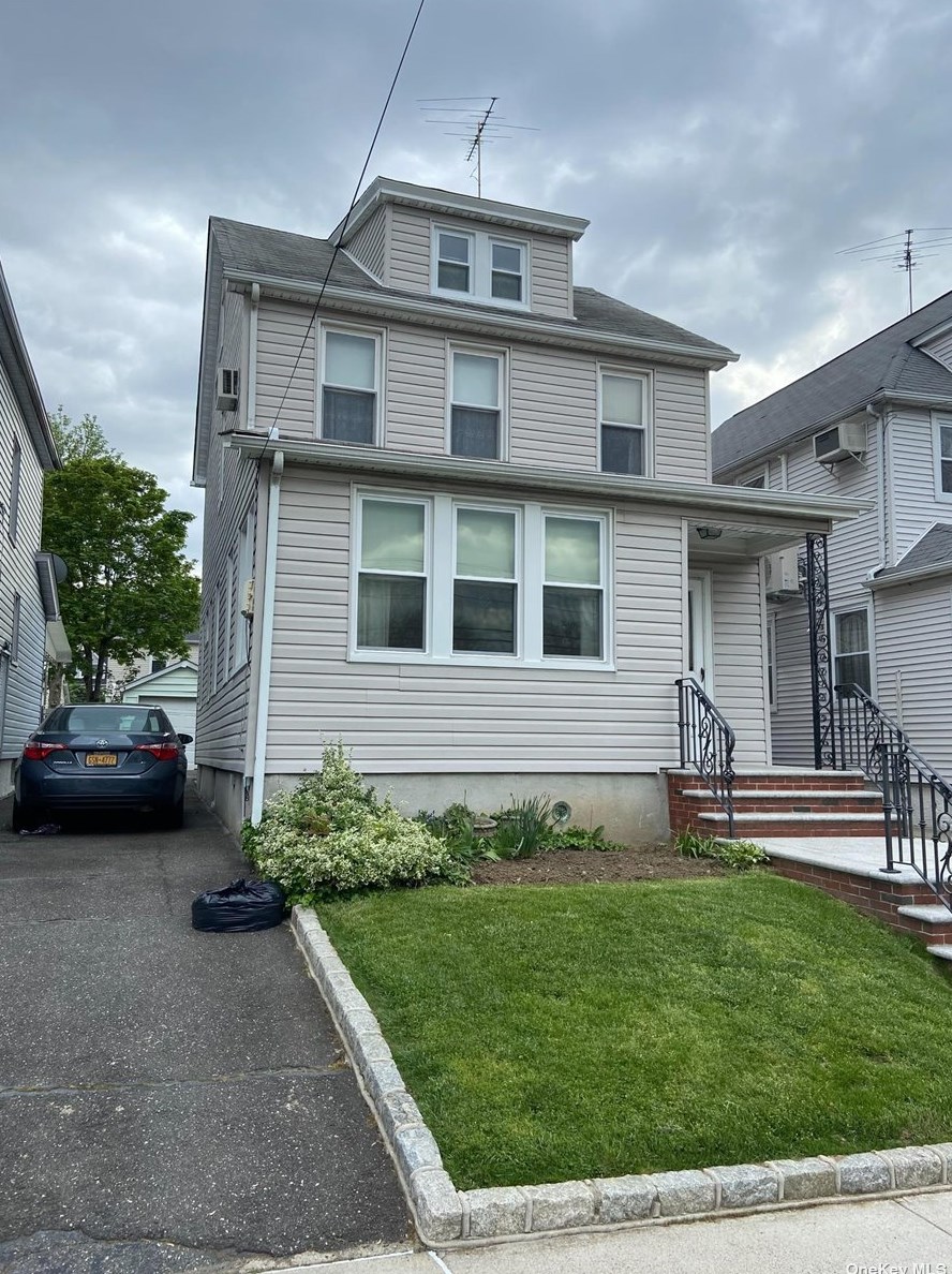48-42 207th St, Flushing, NY 11364-1350