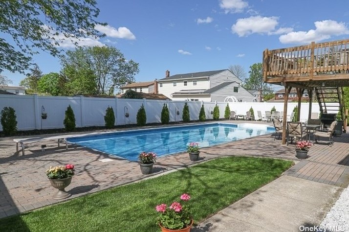 43 Westminster Ln, West Islip, NY 11795
