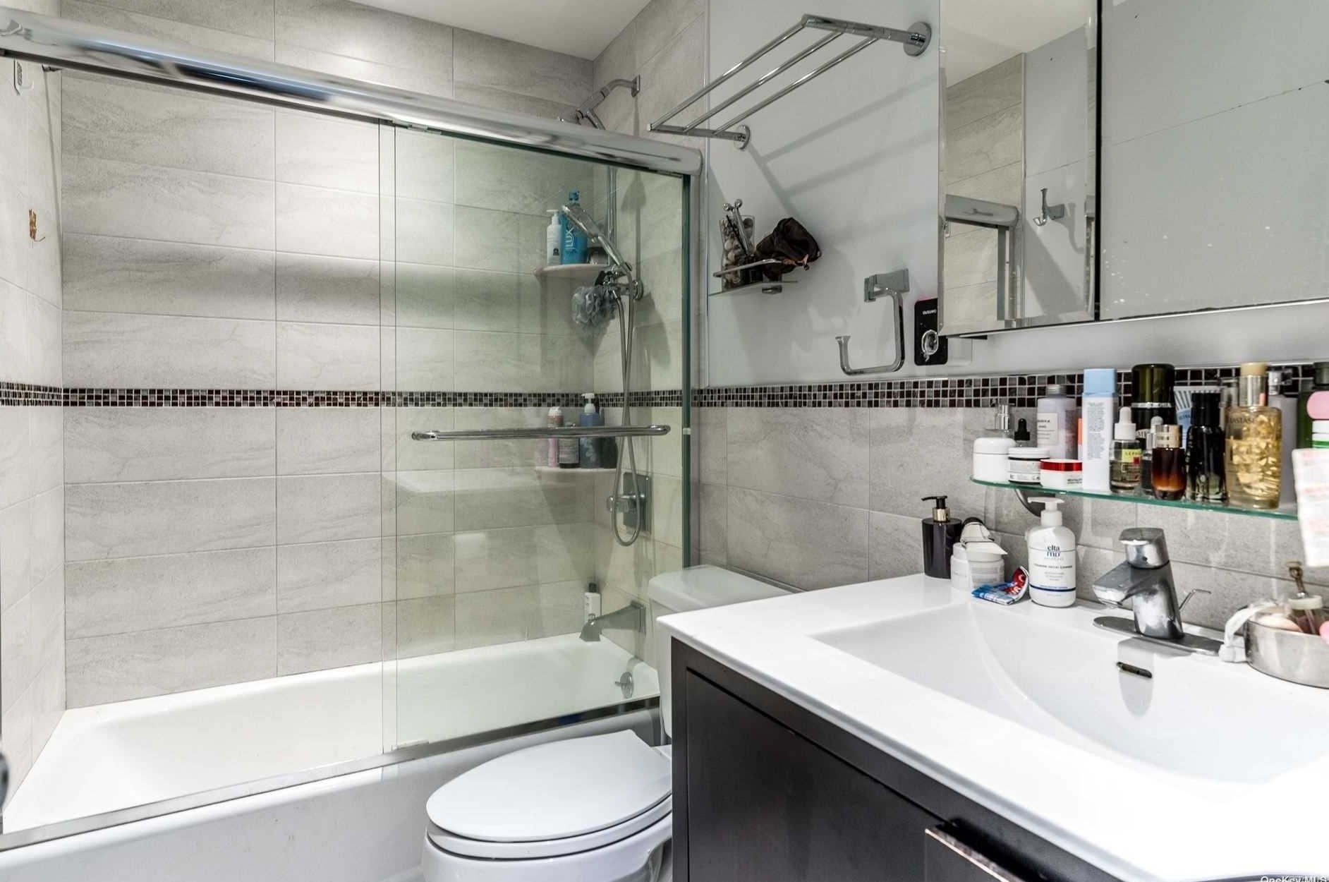 6701 242nd St #3fl, Flushing, NY 11362
