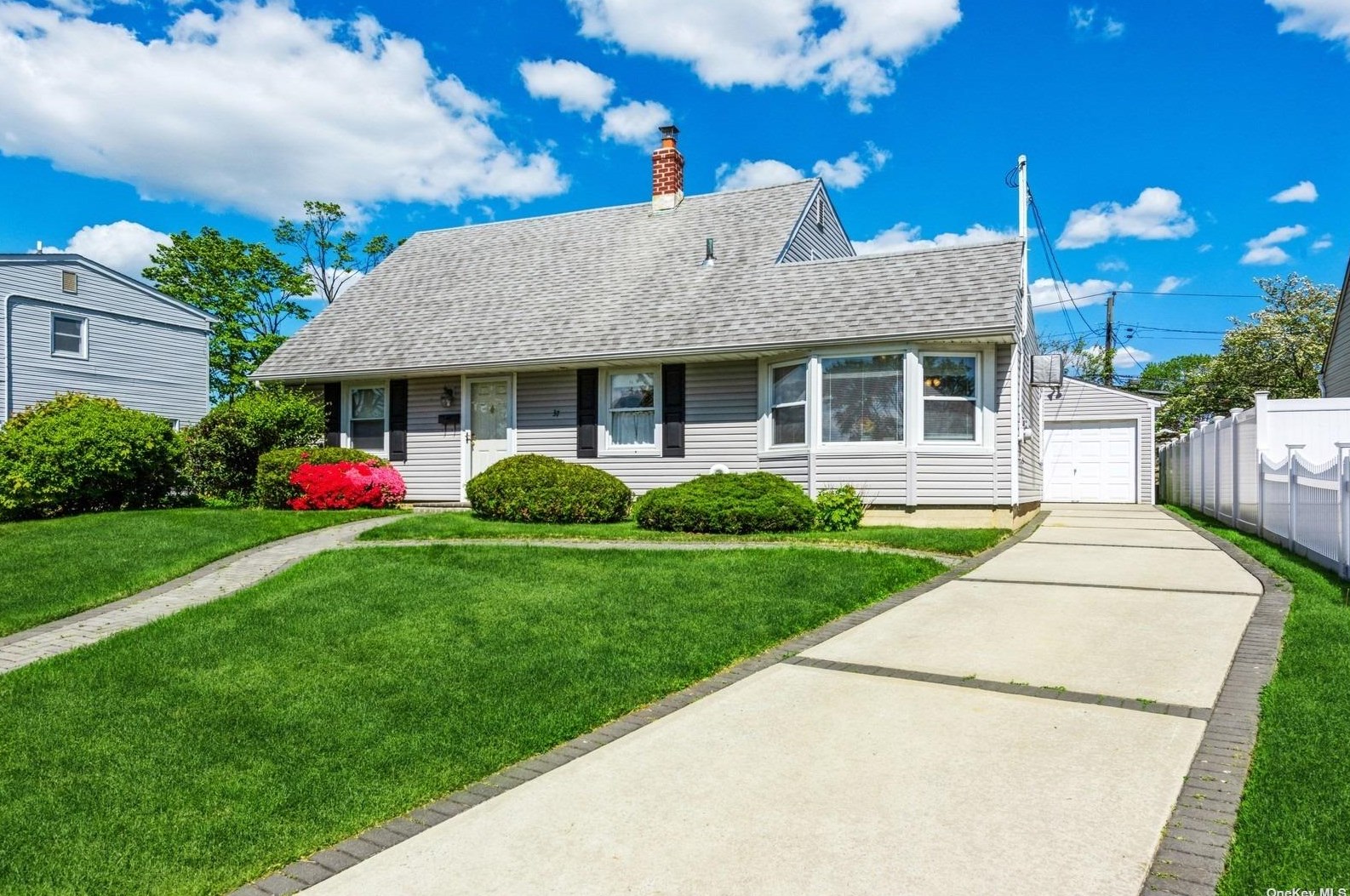 37 Gun Ln, Plainedge, NY 11756-1109