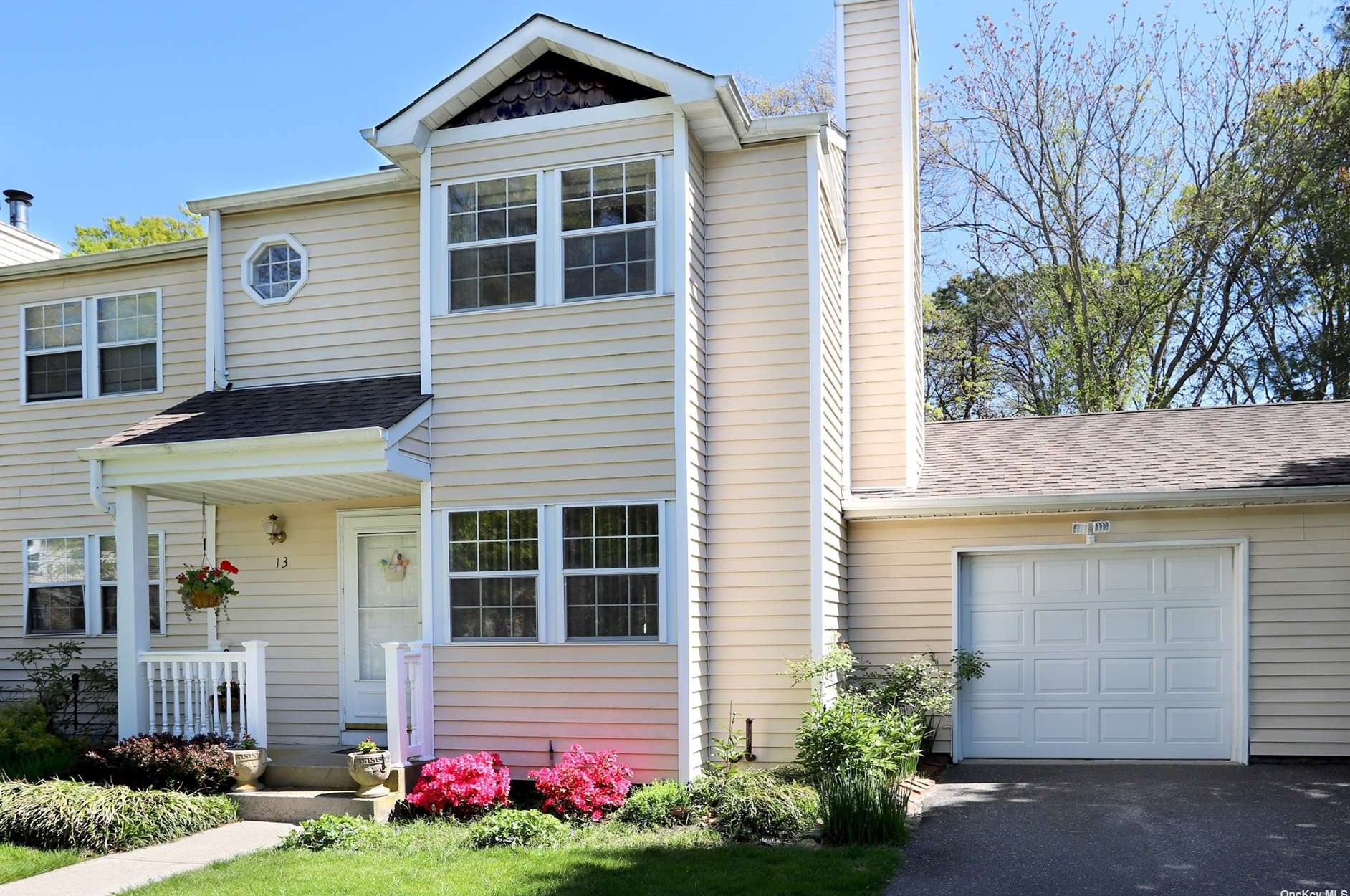 13 Stone Cmns, Yaphank, NY 11980-2035