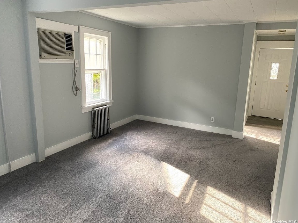 911 7th St, Babylon, NY 11704