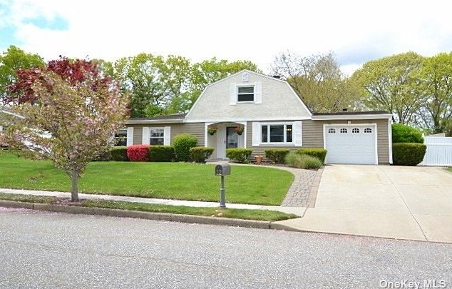 12 Carnegie Dr, Farmingville, NY 11738-1411