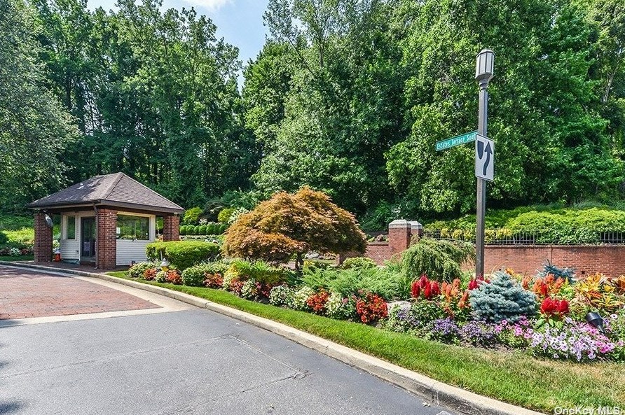 42 Bluebird Hill Ct, North Hills, NY 11030