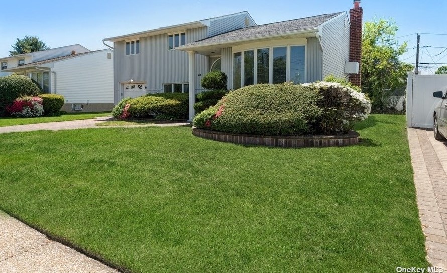 373 Old Westbury Rd, Hempstead, NY 11554-1429