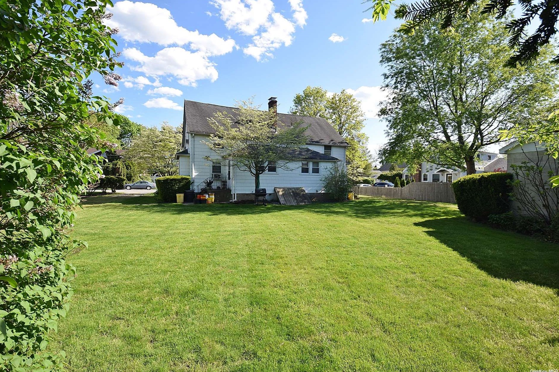 12 Baylis Pl, Syosset NY  11791-2643 exterior