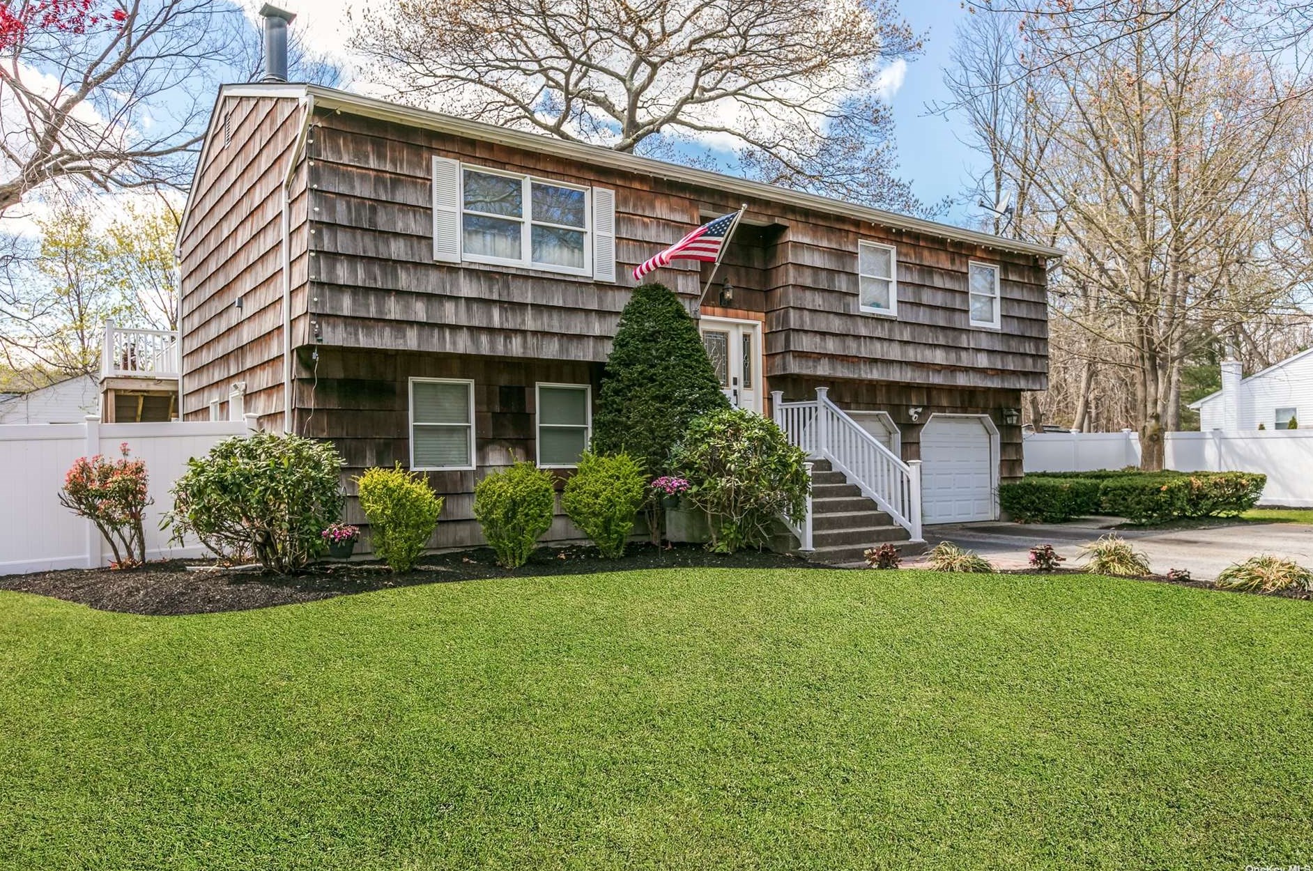142 Hammond Ln, South Setauket, NY 11720