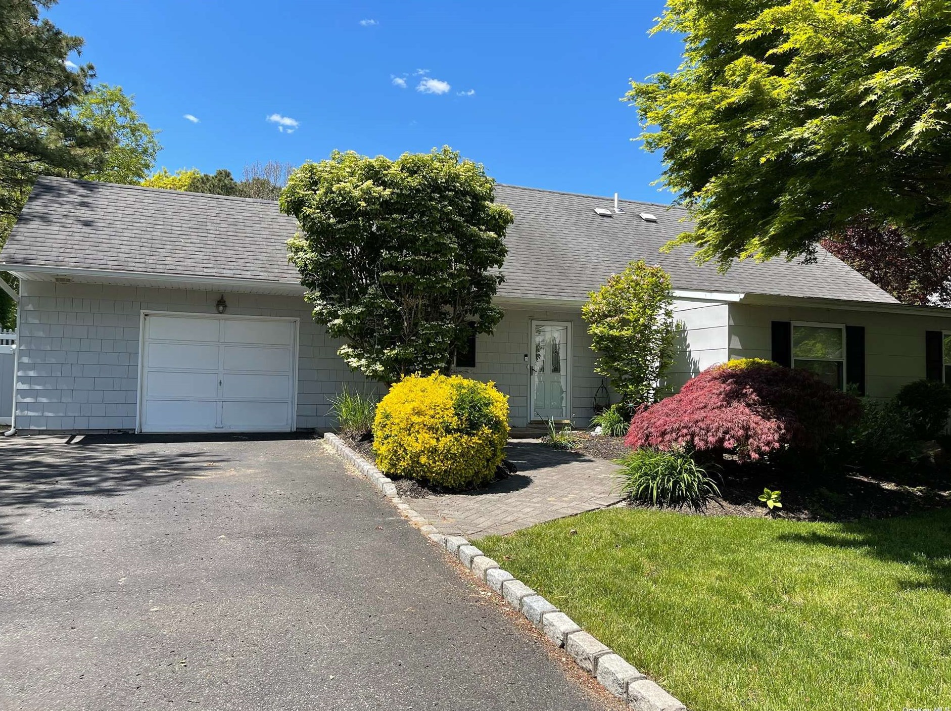 6 Balsam Dr, Gordon Heights, NY 11763-4304