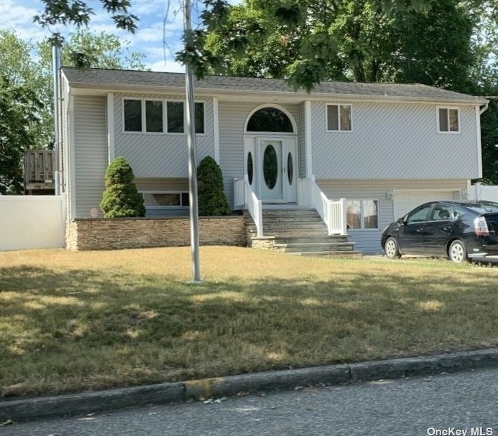 136 Berkeley Ave, Selden, NY 11784-1904