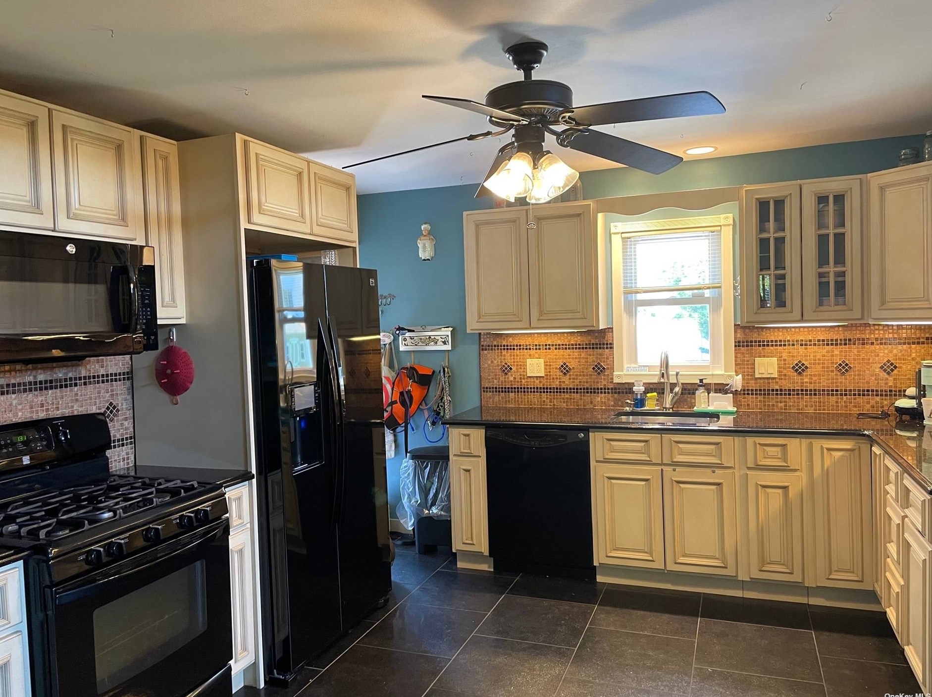 2397 Centre Ave, North Bellmore, NY 11710