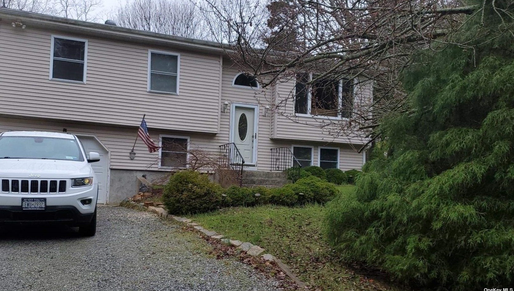 745 Mill Rd, Mattituck, NY 11952-1227