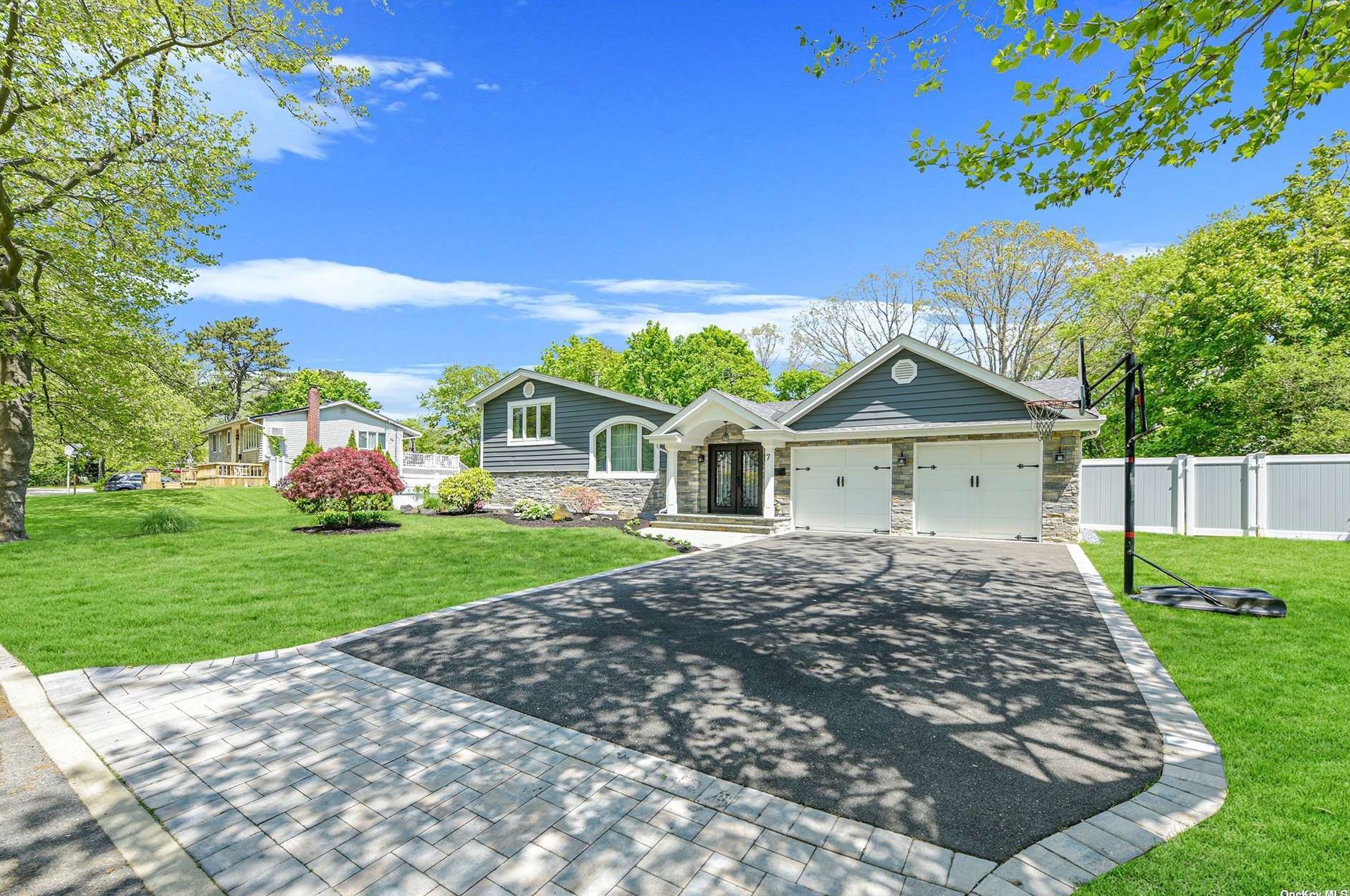 7 Lauren Ave S, Huntington Station, NY 11746