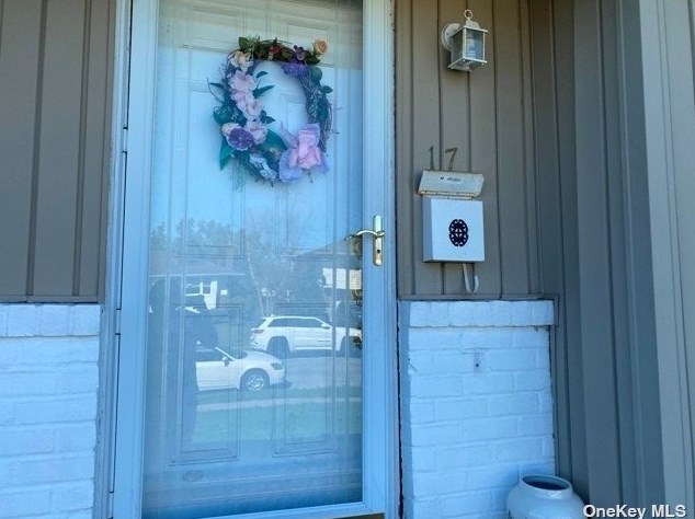 17 Wayne Dr, Hicksville, NY 11803